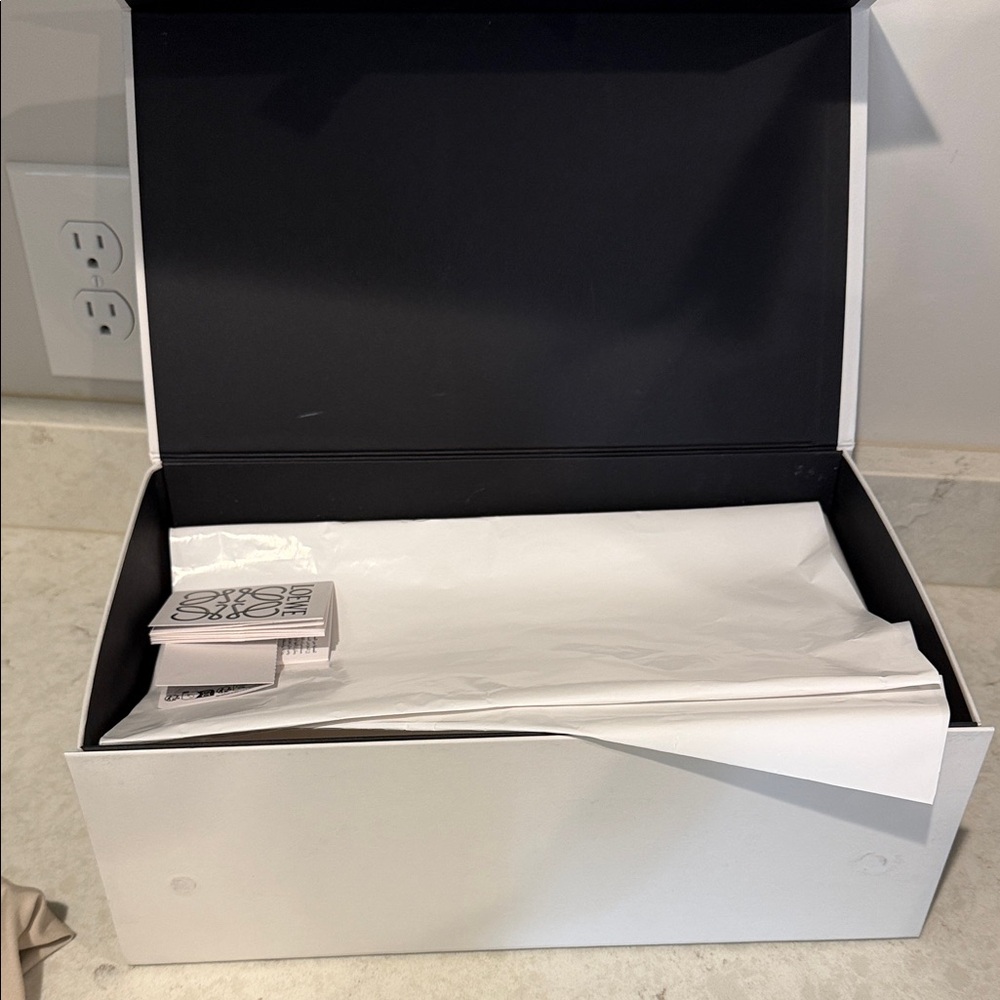 Loewe White Packaging Box - Picture 3 of 3